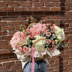 Нежная корзина воздушная из роз и гортензий