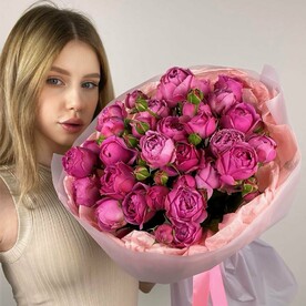 Яркий букет из кустовой пион розы