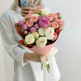 Монобукет из 5 пионовидных кустовых роз трех оттенков