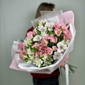 Большой букет из 15 стойких цветов: альстромерии белого и розового цвета