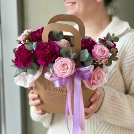 Крафтовая сумочка с пион розой и диантусами в ягодных оттенках