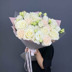 Авторский букет из пион роз, эустомы и диантусов «Сливочный Десерт»