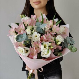 Букет из нежно-розовых альстромерий и белой эустомы с эвкалиптом