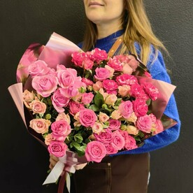 Яркий монобукет из кустовых роз