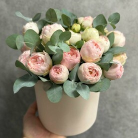 Коробка с пионовидными розами менсфилд парк