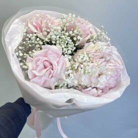 Пышный нежный букет из французских роз и гортензии с гипсофилой