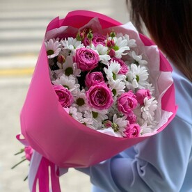 Яркий, пышный букет из ромашковой хризантемы и Пионовидных роз, букет хризантема ромашка и розовые пион розы Мисти Баблз