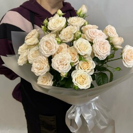 Монобукет нежных кремовых кустовых роз