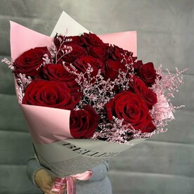 Монобукет из красных роз и кермека