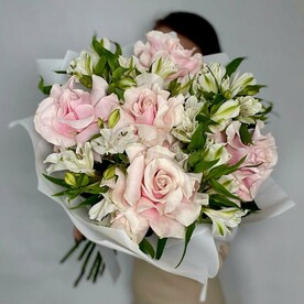 Розовые французские розы и белая альстромерия💞