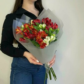 Букет красных и белых альстромерий