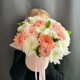 Сборная композиция с хризантемой в коробочке