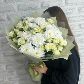 Белоснежный букет с кустовой розой и хризантемой