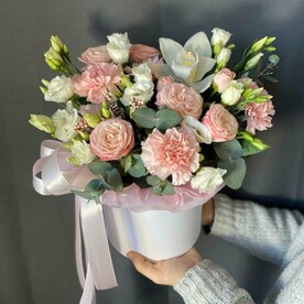 Сборный бокс с розами, орхидеей и диантусами