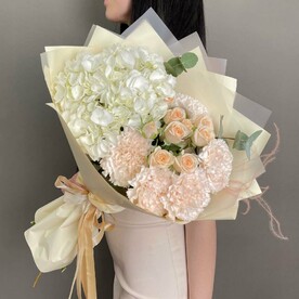 Букет с гортензией и кустовой розой «Крем-сода»