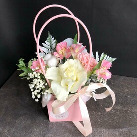 Кружевная роза, альстромерия и диантус в сумочке «Цветочный комплимент»