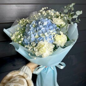 Букет с гортензией и диантусами
