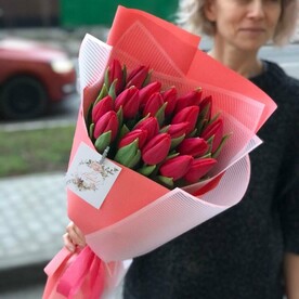 Букет красных тюльпанов