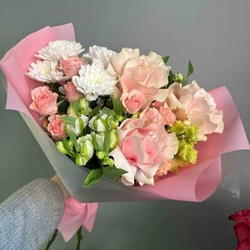 Букет сборный французские розы альстромерия хризантема кустовые розы