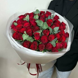 Шикарный букет из 51 классической красной розы с эвкалиптом