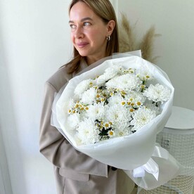 Букет из белой кустовой хризантемы и ромашки