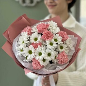 Букет из гвоздики и ромашки "Между нами"