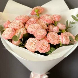 Пионовидная кустовая роза с эвкалиптом