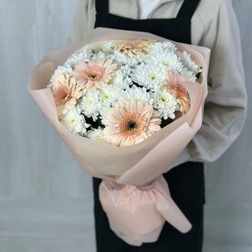 Букет из хризантемы и Герберы в оформлении