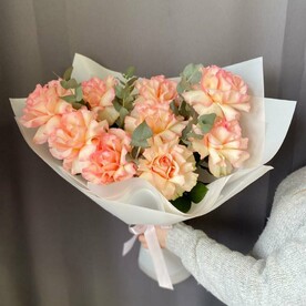 Розовая роза эсперанса с эвкалиптом