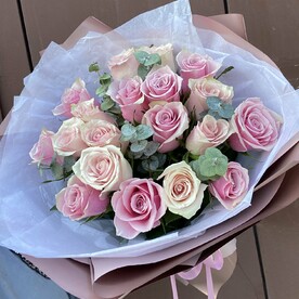 Моно букет из нежно розовых роз