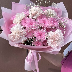 Букет кустовых хризантем и ароматных диантусов