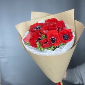 Букет красные анемоны