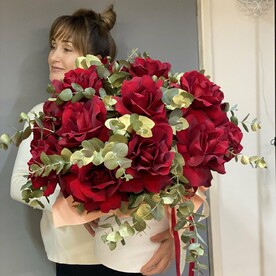 Красные французские розы с золотым эвкалиптом в коробке