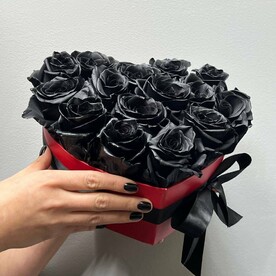 Черные розы в коробочке сердце