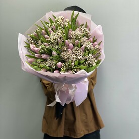 Тюльпаны и хамелациум в стильной упаковке