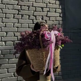 Сирень в джутовой сумке