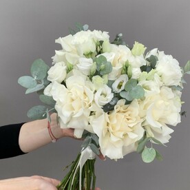 Букет невесты и бутоньерка для жениха из белоснежных французских роз ,эустом и ароматного эвкалипта