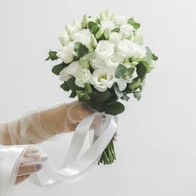 Букет невесты и бутоньерка для жениха из белоснежных лизиантусов и ароматной матиолы