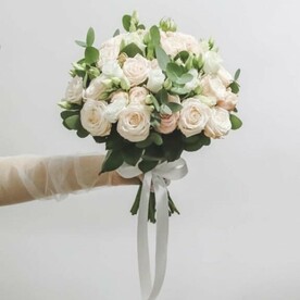 Букет невесты и бутоньерка для жениха из пионовидных кустовых роз