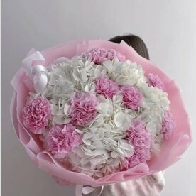 Авторский букет из гортензий и розовых диантусов