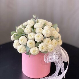 Хризантемы помпончик в шляпной коробочке