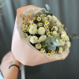 Полевые ромашки и хризантемы помпончик в стильной упаковке