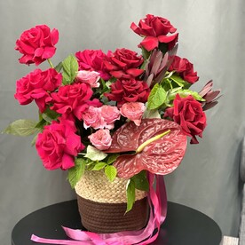 Французские розы, пионовидные розы и антуриум в джутовом кашпо