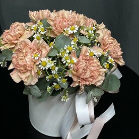 Диантусы с ароматным эвкалиптом и полевыми ромашками в шляпной коробке