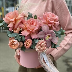 Стильная композиция из французских роз и орхидеи