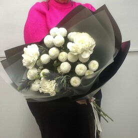 Букет с синим эрингиумом, помпончиками