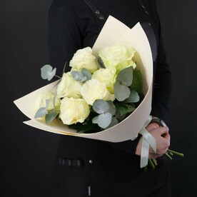 7 белых роз с эвкалиптом