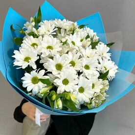 Букет из белой кустовой хризантемы и альстромерии