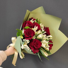 Букет из красных роз с альстромерией
