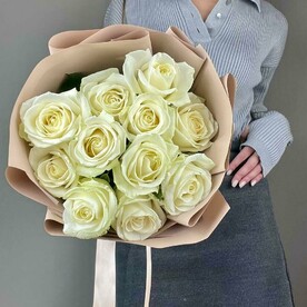 Белые розы в стильном оформлении